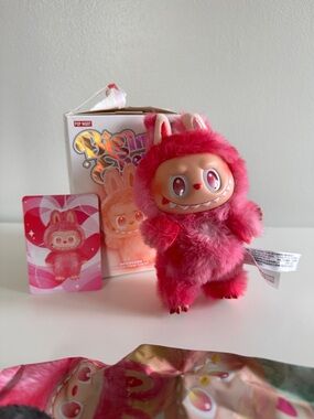 Labubu Big Into Energy “Love”